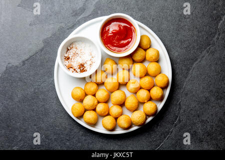 Close up profondo fritto patate dolci sfera su sfondo di legno Foto Stock