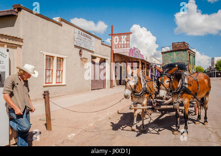 Mulo-disegnato stagecoach conducente sta in attesa per i clienti in oggetto contrassegnato per la rimozione definitiva in Arizona Foto Stock