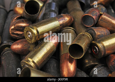 Cumulo di proiettili di pistola. Cartuccia di arma custodia texture di sfondo, 7,65 e 9mm. Cartuccia di arma manicotti.pistola modello bullet vicino. Foto Stock