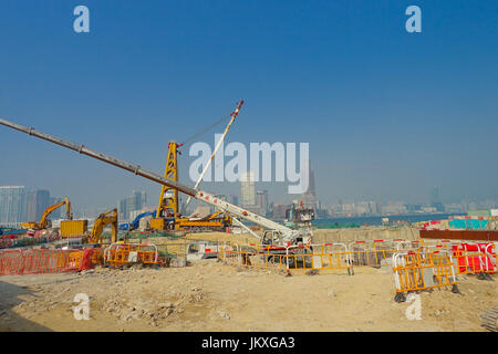 HONG KONG, CINA - 26 GENNAIO 2017:sito in costruzione del molo, con diverse macchine in una giornata di sole, a Hong Kong, Cina Foto Stock