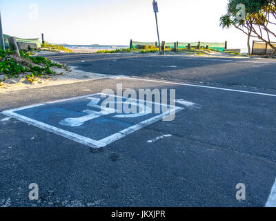 Parcheggio Disabili accanto alla spiaggia che permette il facile accesso e libertà di godersi la vita Foto Stock