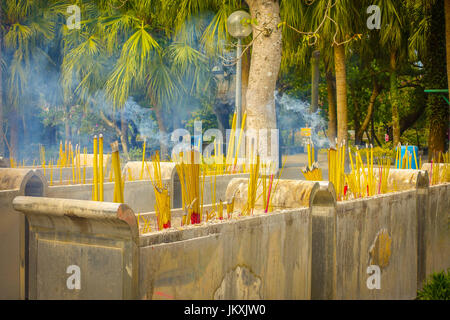 La preghiera buddista bastoni bruciato nell'incensiere in Monastero Po Lin, Isola di Lantau in Hong Kong Foto Stock