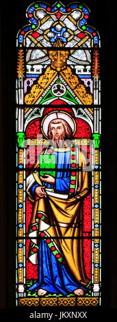 San Luca evangelista, sant, santi, vetrata, da William Wailes, 1853, Swaffham, Norfolk, Inghilterra, Regno Unito Foto Stock