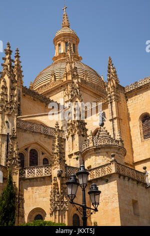 Vista della cattedrale di Segovia un sito patrimonio mondiale dell'UNESCO in Castilla y Leon regione della Spagna centrale Foto Stock