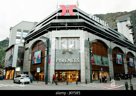 ANDORRA LA VELLA, Andorra - 22 Maggio 2016: Pirenei Andorra è il più grande multibrand shopping mall in Andorra & è l'ultima destinazione per lo shopping f Foto Stock