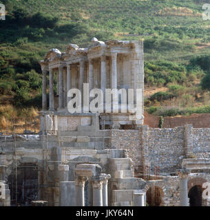 Die Celsiusbibliothek an der Marmorstraße im Ruinenfeld des antiken Ephesos, Türkei 1980er Jahre. Libreria di Celsius sul marmo street presso i resti di antiche Efeso in Turchia degli anni ottanta. Foto Stock