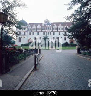 Unterwegs in Celle: hier vor dem Celler Schloss, Deutschland 1980er Jahre. Passeggiando per la città di Celle: il castello, Germania degli anni ottanta. Foto Stock