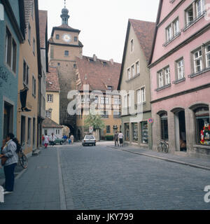 Unterwegs in Dinkelsbühl, Deutschland 1980er Jahre. Un viaggio di Dinkelsbühl, Germania degli anni ottanta. Foto Stock