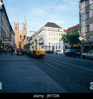 Strassenbahn der Linie 1 vor dem San Kiliansdom a Würzburg, Deutschland 1980er Jahre. La linea 1 del tram di fronte al san Kilian cattedrale alle Würzburg, Germania degli anni ottanta. Foto Stock