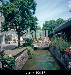 Café und Häuserreihe am Bachlauf in Bad Wörishofen in Bayern, Deutschland 1980er. Café e la fila di case sulla straem in Bad Wörishofen in Baviera, Germania degli anni ottanta. Foto Stock