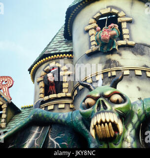 Geisterbahn auf dem Oktoberfest a Monaco di Baviera, Deutschland 1980er Jahre. Haunted House amusement ride all'Oktoberfest di Monaco di Baviera, Germania degli anni ottanta. Foto Stock