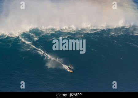 Grande onda evento surfing. Il più grande surf onde nel mondo, alla spiaggia di Praia do Norte, nazare, Portogallo, pubblicizzato dalla Garrett MacNamara Foto Stock