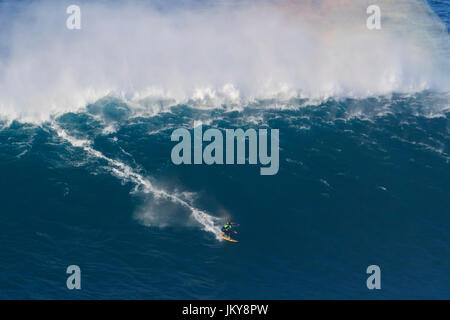 Grande onda evento surfing. Il più grande surf onde nel mondo, alla spiaggia di Praia do Norte, nazare, Portogallo, pubblicizzato dalla Garrett MacNamara Foto Stock