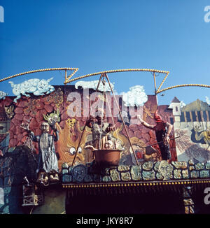 Geisterbahn auf dem Oktoberfest a Monaco di Baviera, Deutschland 1980er Jahre. Haunted House amusement ride al Oktoberfest Monaco di Baviera, Germania degli anni ottanta. Foto Stock