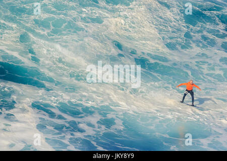 Grande onda evento surfing. Il più grande surf onde nel mondo, alla spiaggia di Praia do Norte, nazare, Portogallo, pubblicizzato dalla Garrett MacNamara Foto Stock