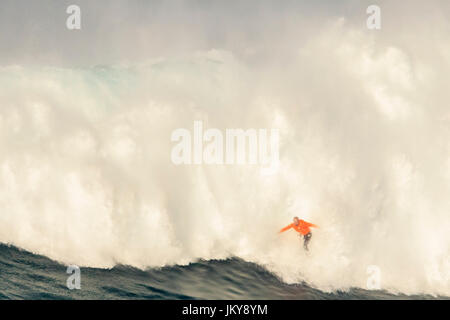 Grande onda evento surfing. Il più grande surf onde nel mondo, alla spiaggia di Praia do Norte, nazare, Portogallo, pubblicizzato dalla Garrett MacNamara Foto Stock