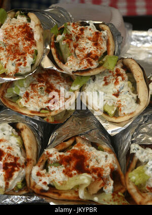 Involtini di greco fatta salsa tzatziki, feta, paprica, insalata e pollo Foto Stock