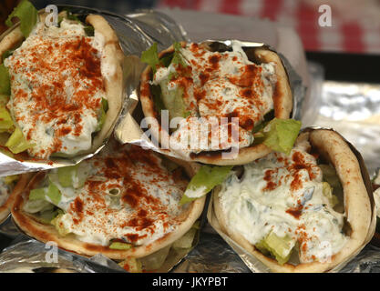 Involtini di greco fatta salsa tzatziki, feta, paprica, insalata e pollo Foto Stock