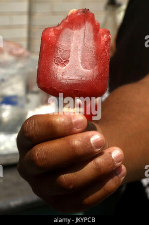 Mezza mangiata congelati gelato alla fragola Foto Stock