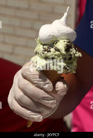 Mint chocolate chip cono gelato caramellato con panna montata topping Foto Stock