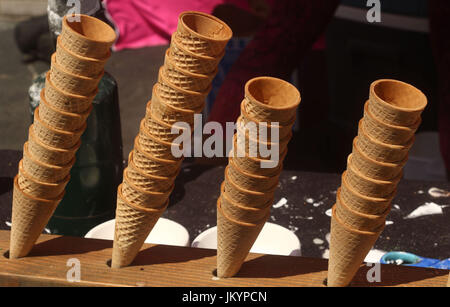 Pila di vuoto coni gelato Foto Stock