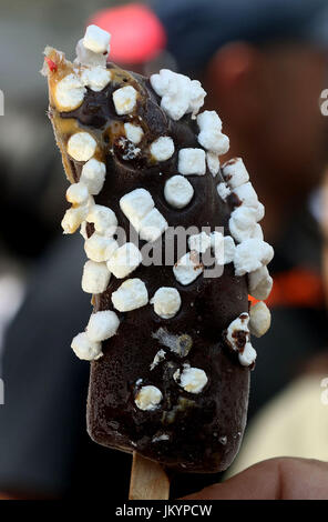 Congelati cioccolato banana anabbaglianti pop coperto con mini marshmallows Foto Stock