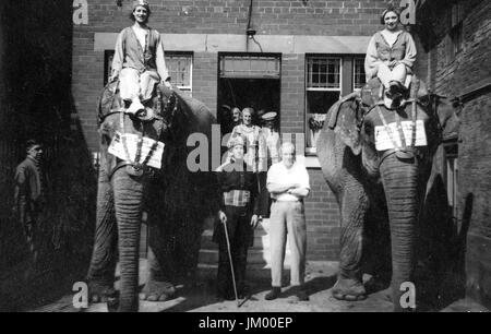 Un circo arriva in città - Parte posteriore del vomere Inn, Baxtergate Whitby, Yorkshire c1940's Foto Stock