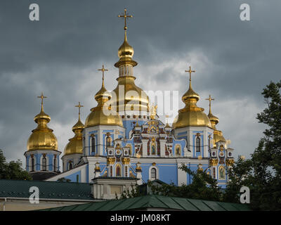 KIEV, UCRAINA - 10 GIUGNO 2016: Monastero di San Michele con la cupola dorata a Kiev (Kiev), Ucraina Foto Stock