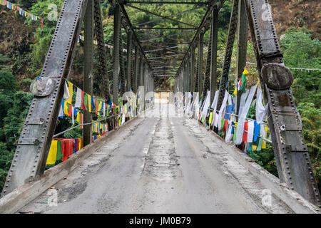 Preghiera tibetano bandiera o del polmone di ta e oltre il ponte, bandiera appendere su un posto elevato per il flusso del vento desiderio della gente intorno , il Sikkim, India Foto Stock