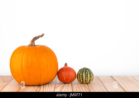 Molti bei diverse zucche giacciono su legno Foto Stock