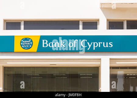 AYIA NAPA, Cipro - 25 febbraio: il segno su un ramo della Banca di Cipro il 25 febbraio 2017 in Ayia Napa, Cipro. Foto Stock