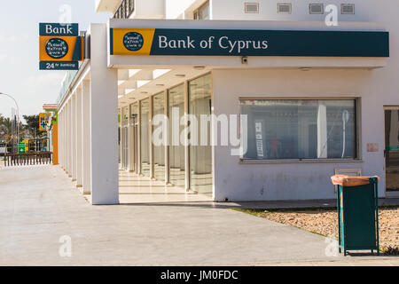 AYIA NAPA, Cipro - 25 febbraio: il segno su un ramo della Banca di Cipro il 25 febbraio 2017 in Ayia Napa, Cipro. Foto Stock