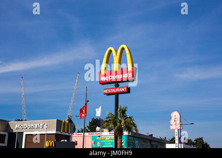 AYIA NAPA, Cipro - 25 febbraio: ristorante McDonald's in Ayia Napa, Cipro. La McDonald's Corporation è la più grande del mondo di catena di hamburger veloce Foto Stock