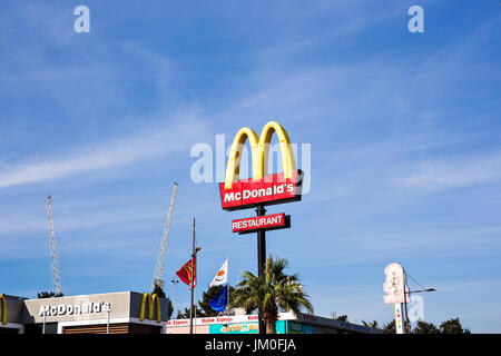AYIA NAPA, Cipro - 25 febbraio: ristorante McDonald's in Ayia Napa, Cipro. La McDonald's Corporation è la più grande del mondo di catena di hamburger veloce Foto Stock