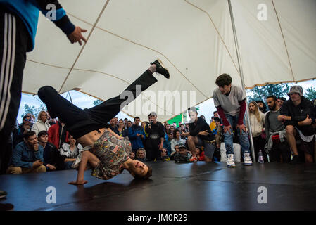 BONTIDA, Romania - 15 luglio 2017: B-boy facendo qualche break dance trick in hip hop tenda a Castello elettrico festival Foto Stock