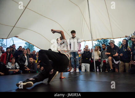 BONTIDA, Romania - 15 luglio 2017: B-boy facendo qualche break dance trick in hip hop tenda a Castello elettrico festival Foto Stock