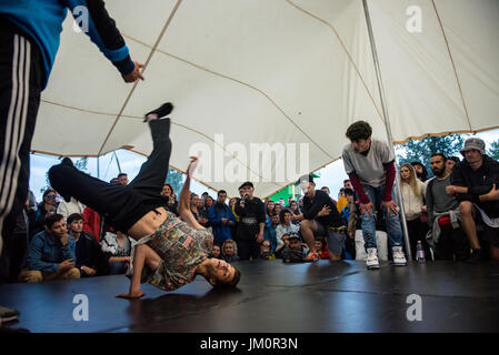 BONTIDA, Romania - 15 luglio 2017: B-boy facendo qualche break dance trick in hip hop tenda a Castello elettrico festival Foto Stock