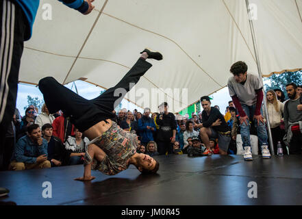 BONTIDA, Romania - 15 luglio 2017: B-boy facendo qualche break dance trick in hip hop tenda a Castello elettrico festival Foto Stock