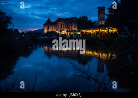 BONTIDA, Romania - 15 luglio 2017: il castello Banffy da Bontida è il luogo dove il castello elettrico music festival ha luogo ogni anno Foto Stock