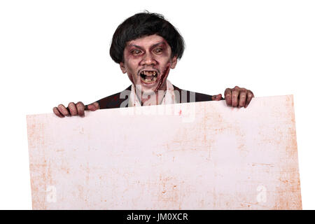 Ritratto di zombie asiatici uomo azienda vuoto banner bianco isolato su sfondo bianco Foto Stock
