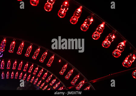 BONTIDA, Romania - 13 luglio 2017: Vuoto Coca Cola bottiglie sono disposte in una forma di tunnel e illuminato con luci rosse al castello elettrico festi Foto Stock