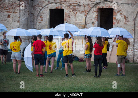 BONTIDA, Romania - 15 luglio 2017: giovani giocando a un gioco con ombrelloni bianchi a Castello elettrico festival Foto Stock