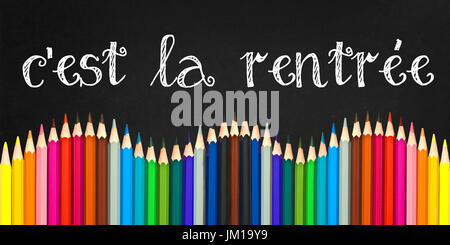 C'est la rentree (significato torna a schoo in francese) scritto su una scheda di colore nero lo sfondo con un onda di colorate matite in legno Foto Stock