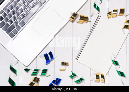 Celebrazione laici piatta con colorati parte elementi e portatile su sfondo di legno. Foto Stock