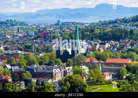 Vista sulla città vecchia con la cattedrale Nidaros in estate. Trondheim, Sør-Trøndelag, Norvegia e Scandinavia Foto Stock