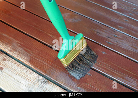 Terrazza in legno pannelli. Uno con olio di legno e un altro senza protezione contro umidità e sporcizia. Foto Stock