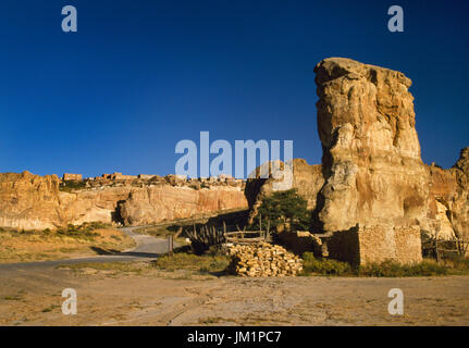 Acoma Pueblo, borse, Nuovo Messico, Stati Uniti d'America; rock colonne accanto moderna strada di accesso a mesa top e pueblo. Villaggio visibile sulla parte superiore di mesa. Foto Stock