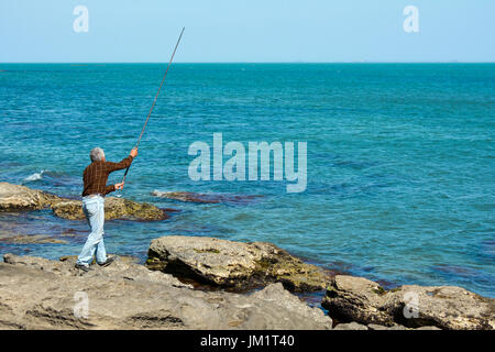 Pescatore sul mare Foto Stock