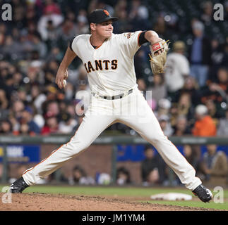 San Francisco, California, Stati Uniti d'America. Il 24 luglio, 2017. San Francisco Giants relief pitcher Kyle cricchetto (59) è entrato in gioco nell'ottavo inning, durante una partita MLB tra i pirati di Pittsburgh e San Francisco Giants di AT&T Park di San Francisco, California. Valerie Shoaps/CSM/Alamy Live News Foto Stock