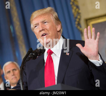 Il Presidente degli Stati Uniti, Trump fa una dichiarazione in materia di assistenza sanitaria presso la Casa Bianca a Washington DC, luglio 24, 2017. Credito: Chris Kleponis/CNP /MediaPunch Foto Stock